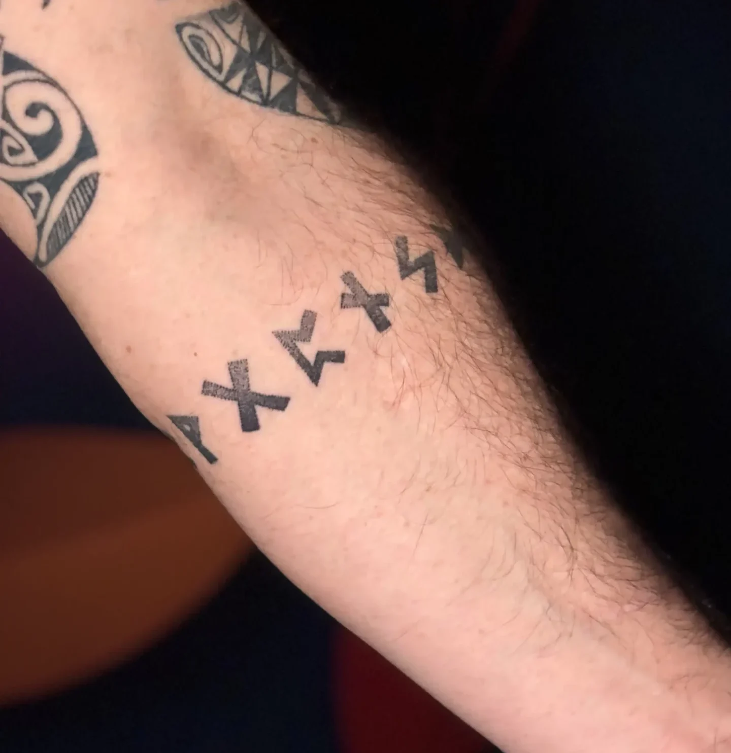 Tatouage de runes dotwork sur l'avant-bras réalisé par la griffe.