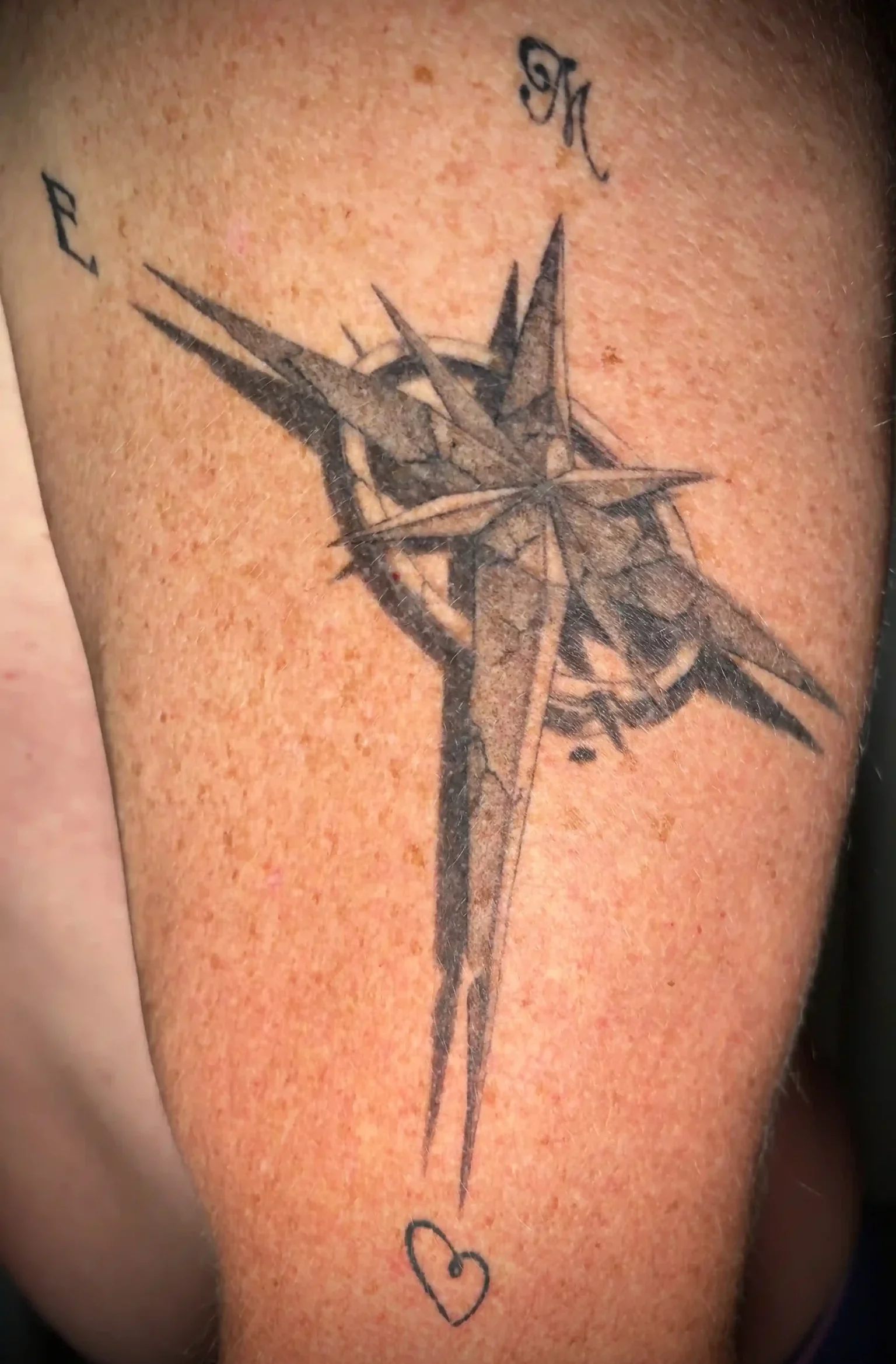 Tatouage cicatrisé rose des vents-salon de tatouage la griffe-saint Maximin la sainte baume