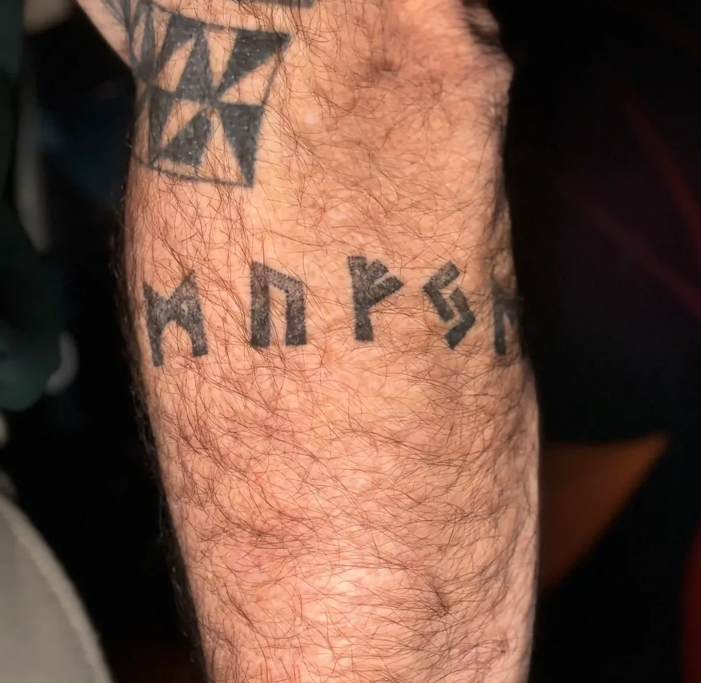 Tatouage de runes dotwork sur l'avant-bras réalisé par la griffe.