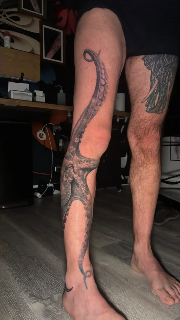 Poulpe photoréaliste qui grimpe sur toute la jambe