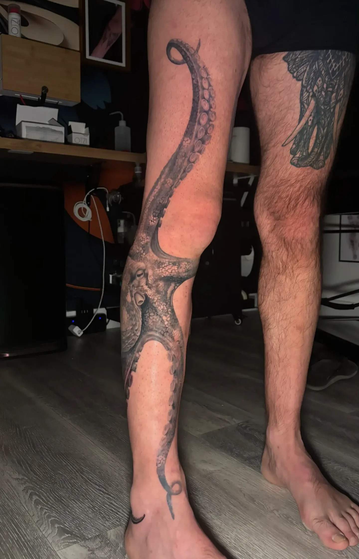 tatouage poulpe photoréaliste noir et gris jambe entière salon de tatouage la griffe Seillons source d’argens