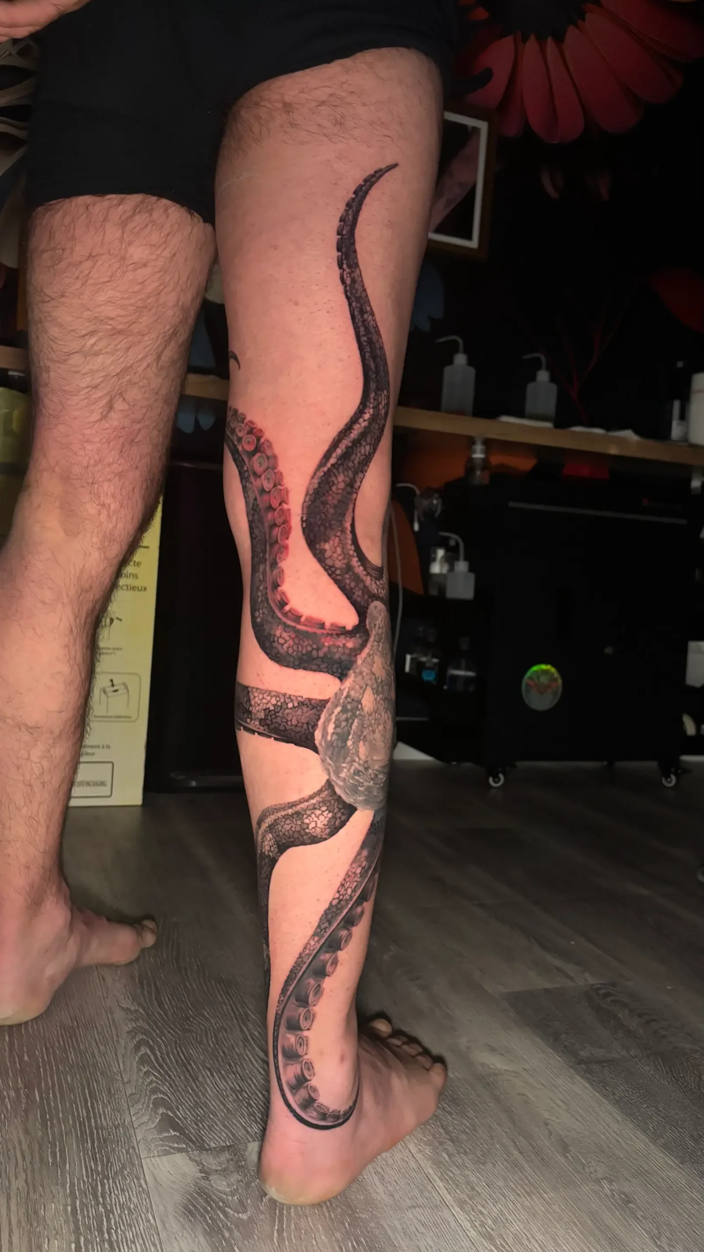 tatouage poulpe photoréaliste noir et gris jambe entière salon de tatouage la griffe Seillons source d’argens