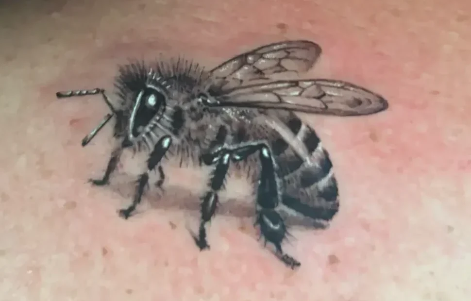 tatouage abeille micro réaliste noir et gris salon de tatouage la griffe