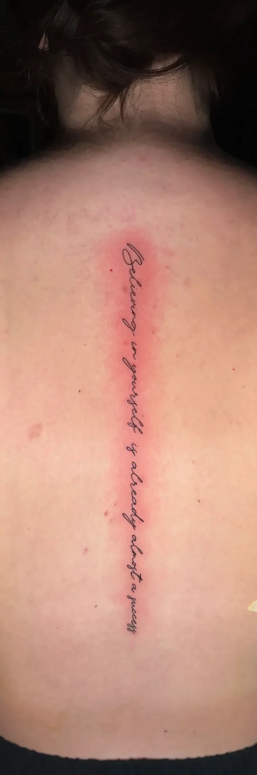 tatouage texte fin ligne de dos salon de tatouage la griffe seillons source d’argens