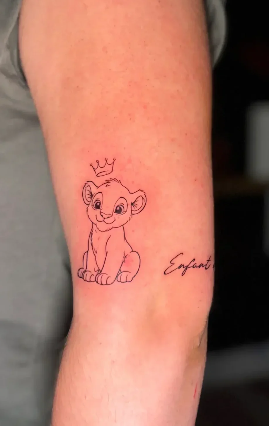 Tatouage simba fine line salon de tatouage la griffe