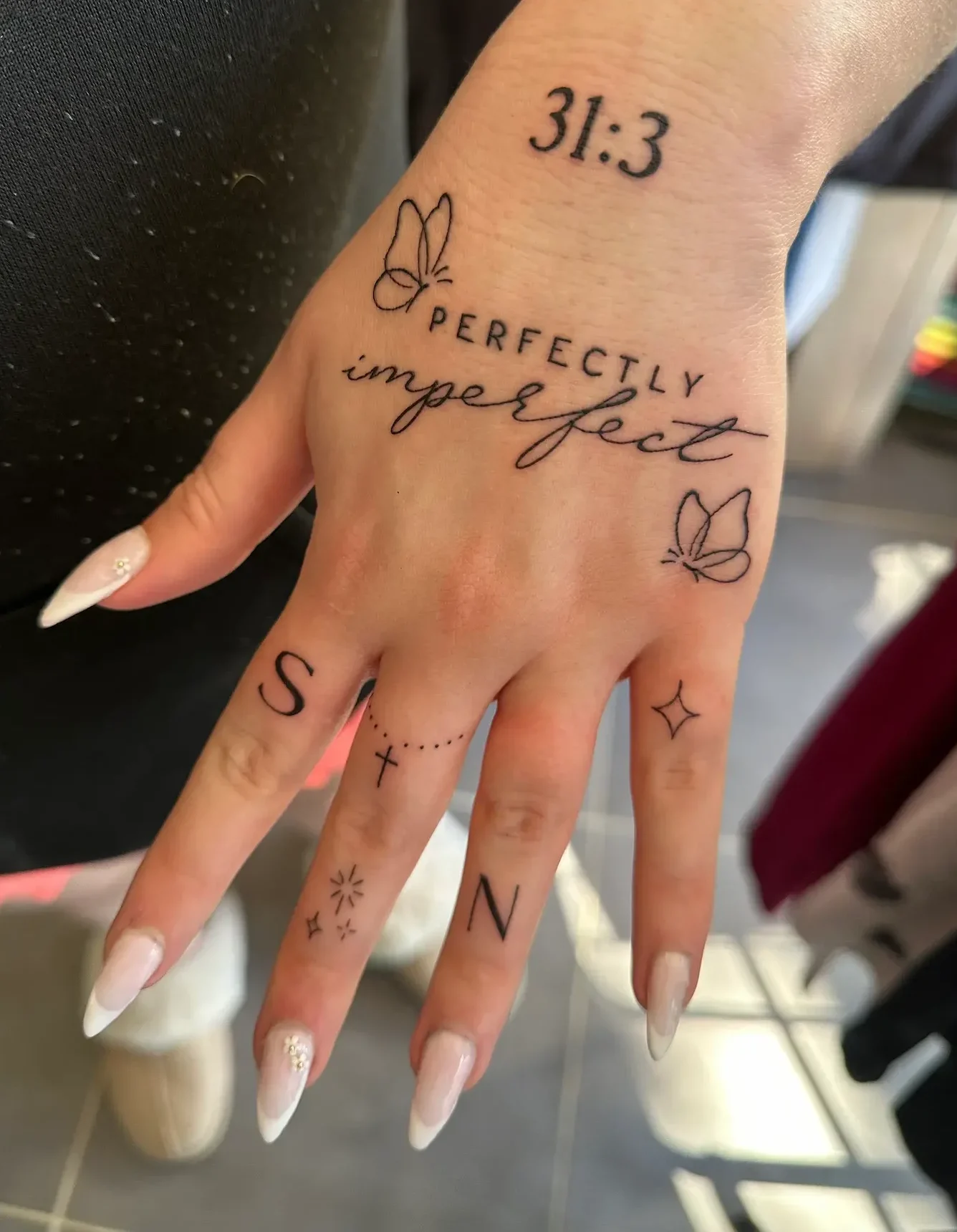 tatouage composition texte main fine line salon de tatouage la griffe