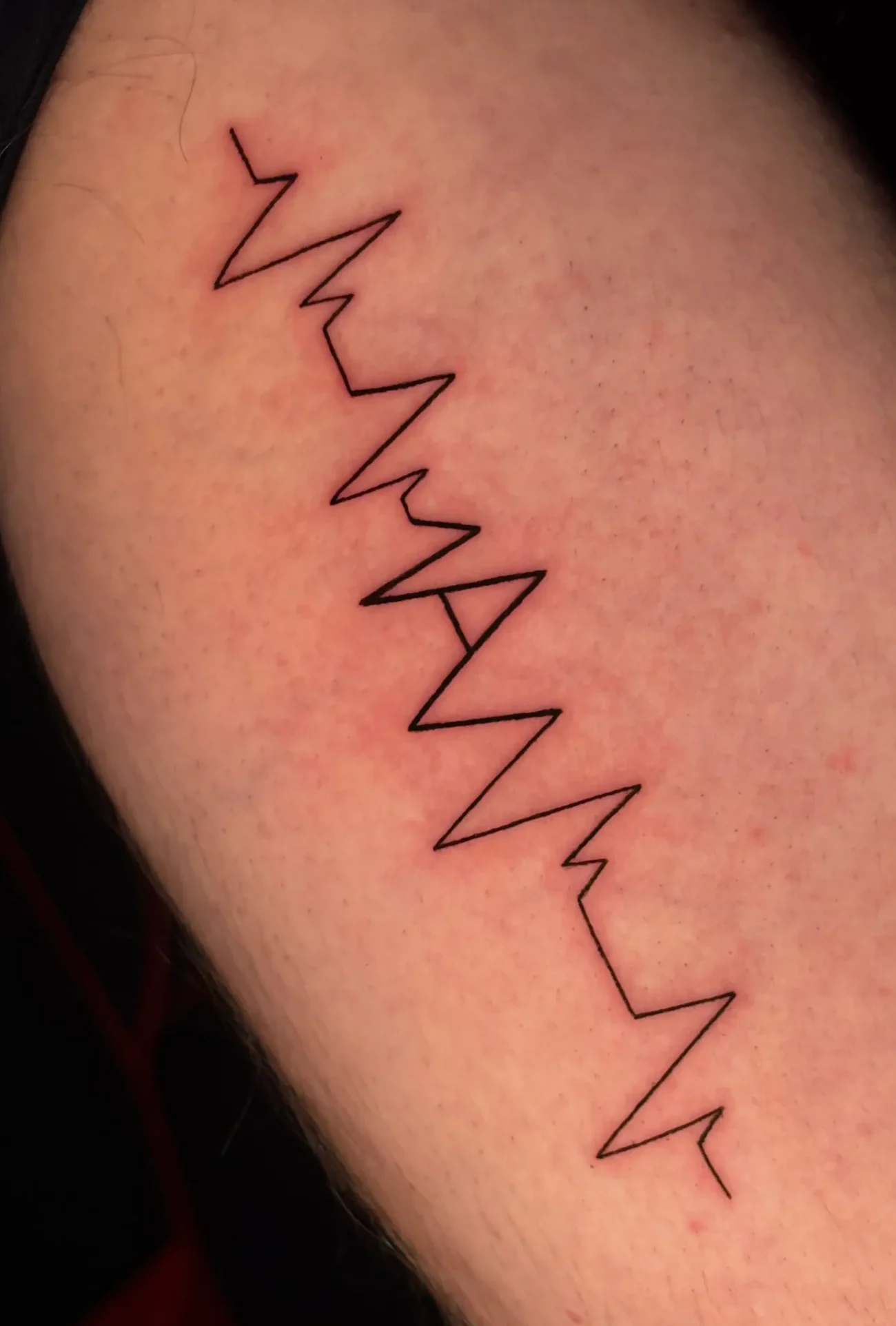 TATOUAGE LIGNE DE VIE-SALON-TATOUAGE-LA-GRIFFE-SEILLONS-SOURCE-D-ARGENS
