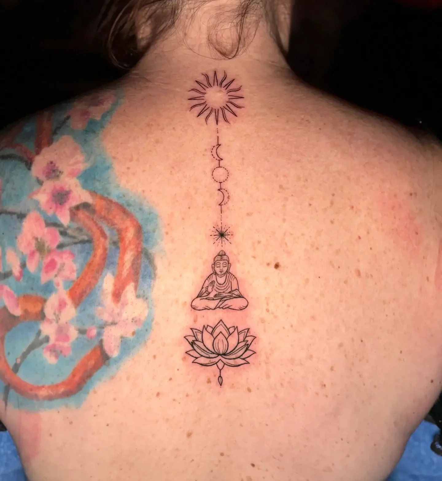 tatouage ligne de dos salon de tatouage la griffe sainte Maximin la, sainte baume