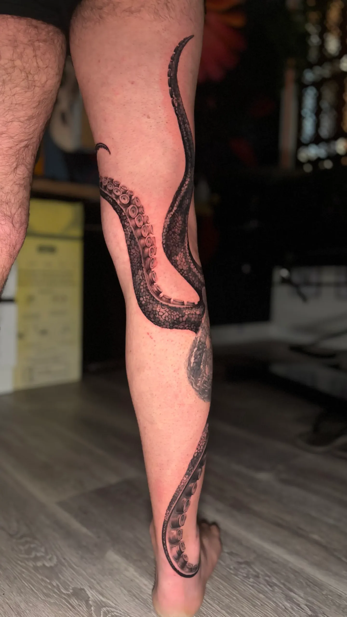 tatouage poulpe photoréaliste noir et gris jambe entière salon de tatouage la griffe Seillons source d’argens