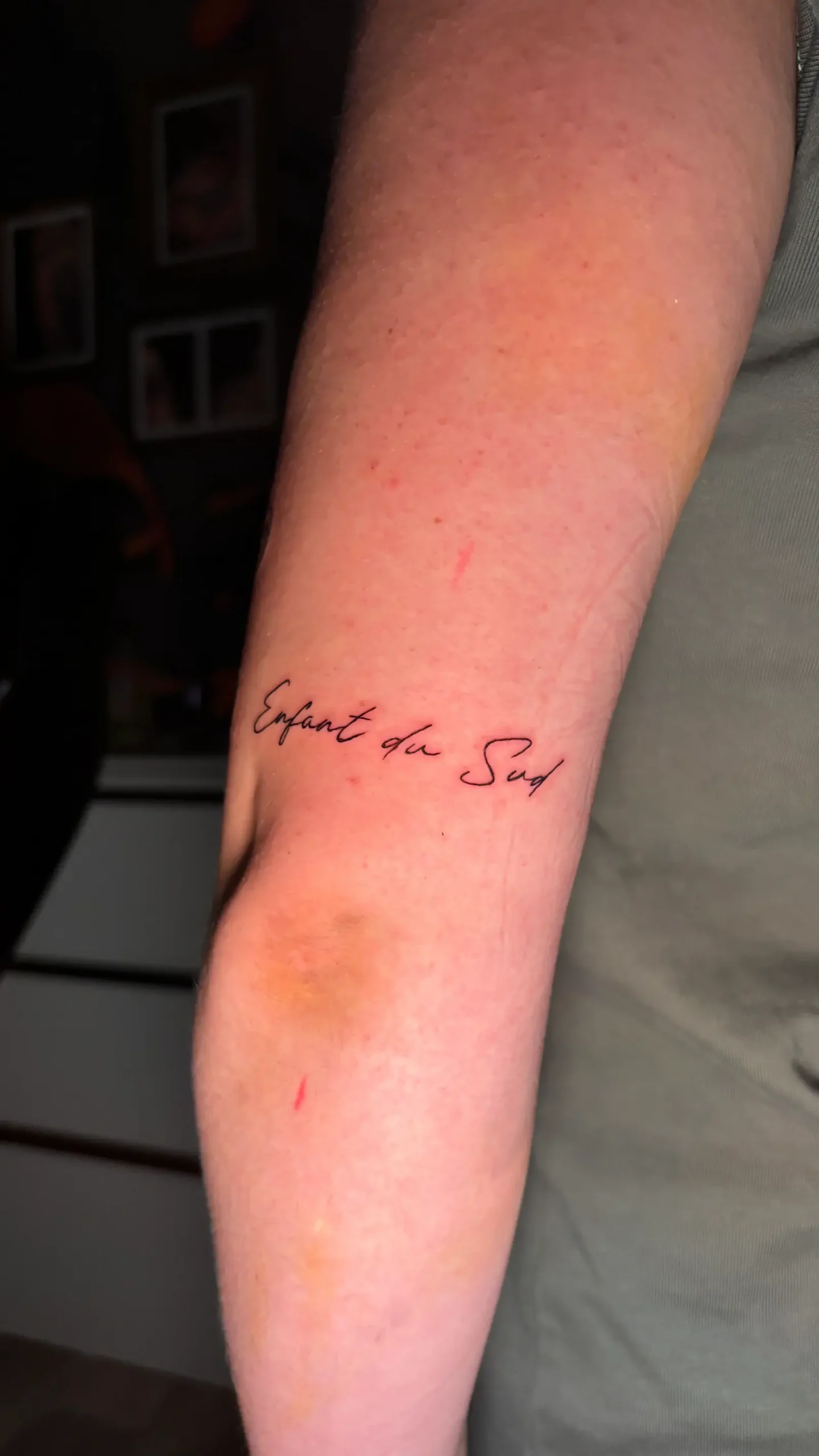 tatouage texte fin arrière du bras salon de tatouage la griffe