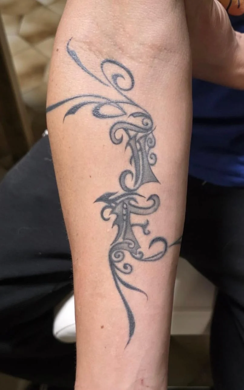 tatouage-glow-up-la-griffe-seillons-sources-d-argens