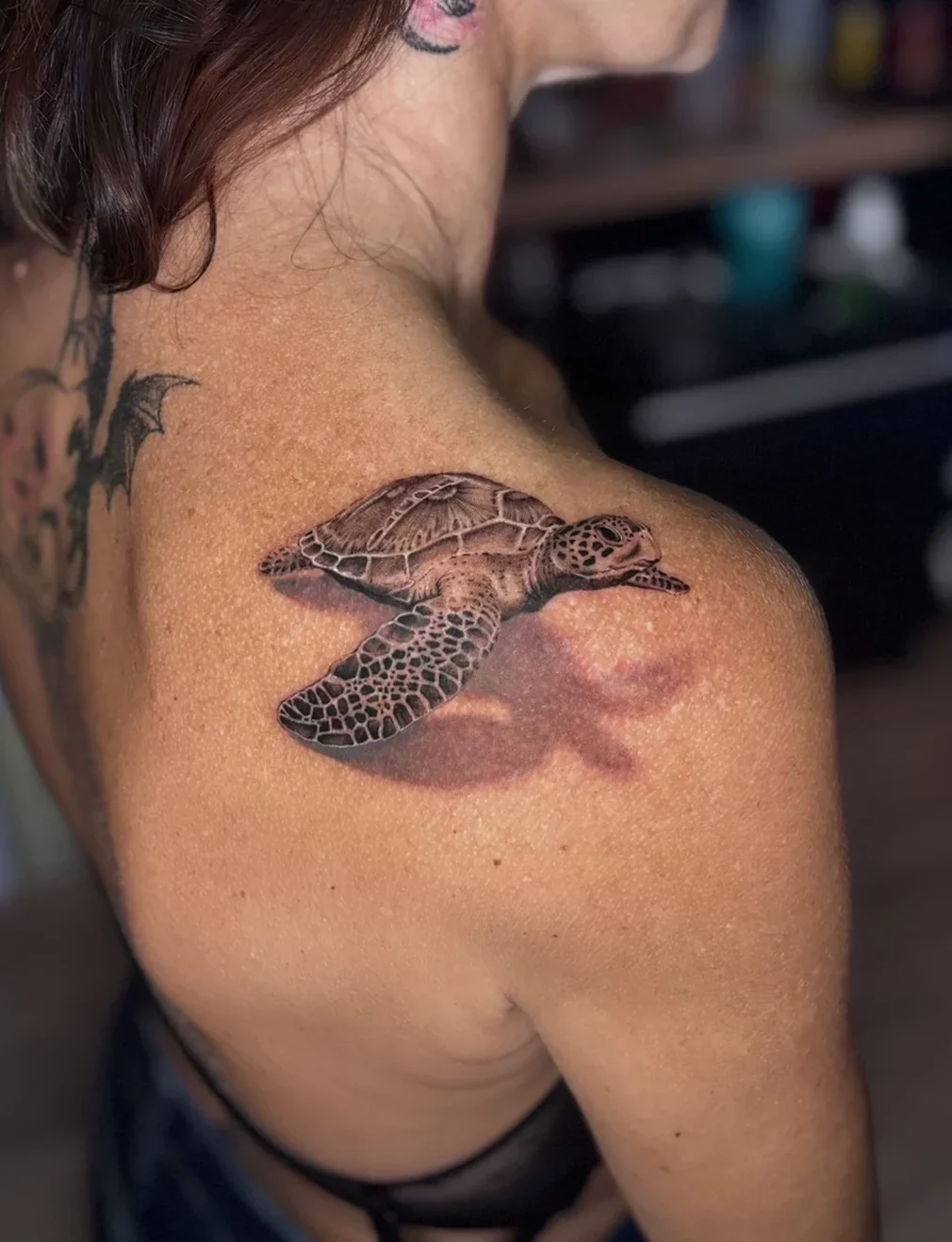 tatouage-tortue-marine-realiste-noir-gris-epaule-vue-2